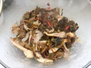 28、麻辣鲜香，嫩滑美味➕酸菜豆腐水煮鱼,平菇熟透与酸菜一起捞出放入汤盆中生菜上。煮平菇不要加盖了，平菇有一股特殊的腥味，加盖腥味无法散去。