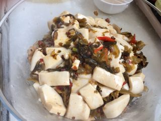30、麻辣鲜香，嫩滑美味➕酸菜豆腐水煮鱼,炖煮三四分钟豆腐入味，用细漏勺或漏网小心把豆腐捞出放在平菇之上。
