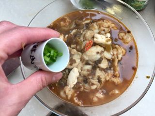 35、麻辣鲜香，嫩滑美味➕酸菜豆腐水煮鱼,撒上少许葱末