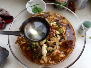 38、麻辣鲜香，嫩滑美味➕酸菜豆腐水煮鱼,用不锈钢小汤勺，加入适量食用油，直接在火上加热到八成热（出现油纹开始冒烟），关火，把热油浇在青花椒辣椒末葱末上，滋啦一声，香气扑鼻啊，完工，开始品尝吧????