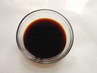 7、照烧鸡腿饭,在腌制期间来制作调料汁：碗中放入10g料酒、生抽、老抽、蚝油、蜂蜜、糖、水，搅拌均匀备用