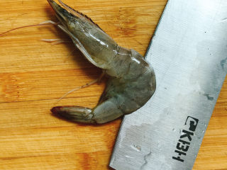 2、咖喱虾,虾剪去虾须，开背