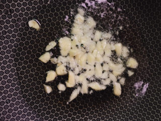 6、咖喱虾,下蒜末炒香