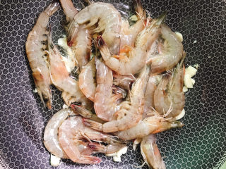 7、咖喱虾,倒入虾