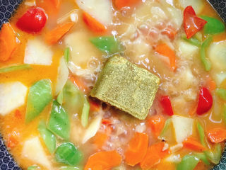 15、咖喱虾,调成小火，放入咖喱块