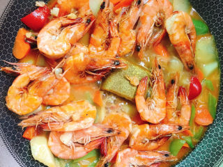 16、咖喱虾,倒入虾