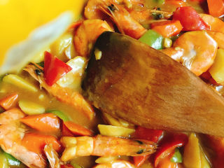 18、咖喱虾,出锅前挤入10滴左右的柠檬汁