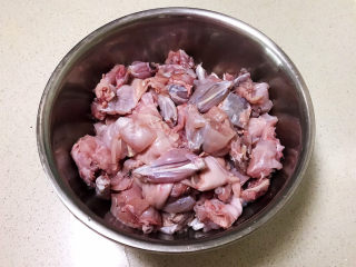 7、爆炒牛蛙,把牛蛙切成小段