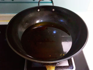 11、爆炒牛蛙,炒锅加入菜籽油