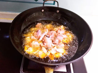 12、爆炒牛蛙,油烧热后加入腌制入味的牛蛙