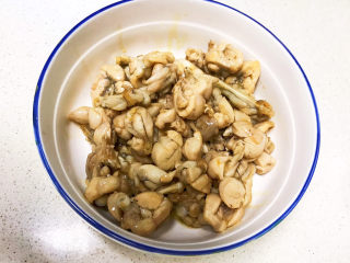 14、爆炒牛蛙,把炸熟牛蛙捞出来