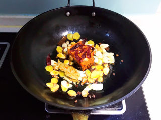 18、爆炒牛蛙,加入火锅底料