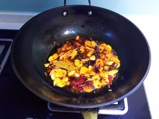 19、爆炒牛蛙,炒至底料融化