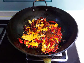 20、爆炒牛蛙,加入干红辣椒，翻炒均匀