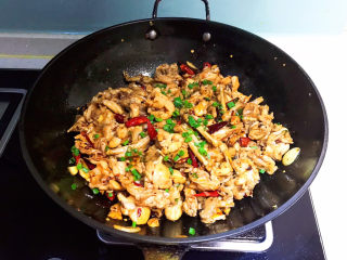 23、爆炒牛蛙,加入香葱叶