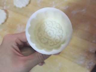 6、月饼,模具内撒少量干面粉