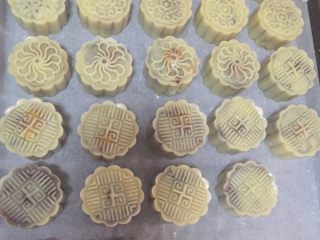 8、月饼,全部做好放入烤盘，用喷壶表面喷水，入烤箱，200度，中层，上下火烤五分钟