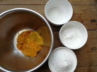 1、表情包双味南瓜饼,南瓜上锅蒸熟至软烂，取南瓜泥210g，然后称量出糯米粉、粘米粉和白砂糖