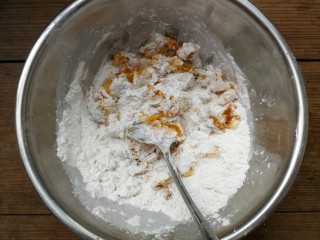 2、表情包双味南瓜饼,将糯米粉、粘米粉和糖加入温热的南瓜泥中，拌匀