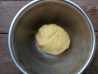 3、表情包双味南瓜饼,和成一个不粘手的面团
