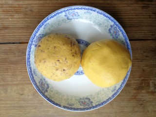 4、表情包双味南瓜饼,因为我想做两个口味，所以取一半的面团加入泡软切碎的蔓越莓干和成蔓越莓面团