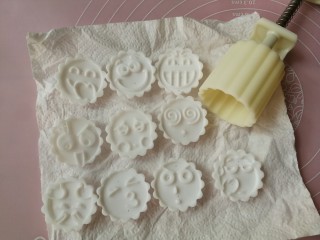 5、表情包双味南瓜饼,表情包月饼模具清洗干净后，用厨房纸巾吸干水份晾干备用