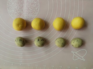 8、表情包双味南瓜饼,原味的面团和蔓越莓绿豆沙同样搓圆备用