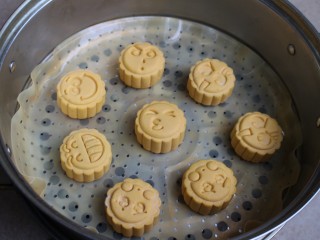 10、表情包双味南瓜饼,全部包好后依次摆入蒸屉