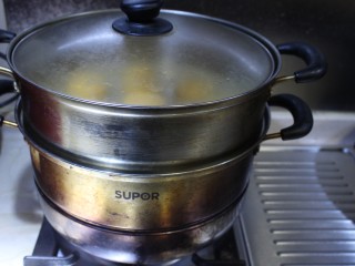 12、表情包双味南瓜饼,燃气灶开大火，冷水上锅蒸20分钟左右即可