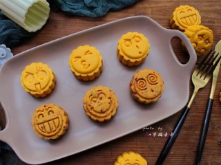 13、表情包双味南瓜饼,这样的表情包南瓜饼，是不是萌了你一脸？哈哈～