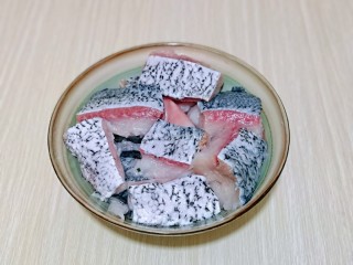3、红烧鱼块,再用食品剪刀剪小块，再次冷水冲洗干净，淋干水分放入器具中。