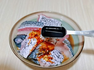 5、红烧鱼块,再加入15毫升红烧酱油。