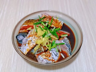 6、红烧鱼块,再加入切好的葱姜。
