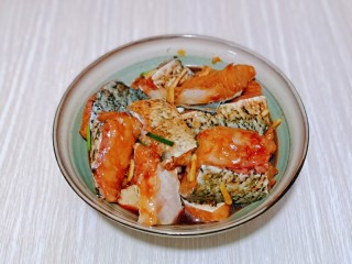 7、红烧鱼块,戴上食品手套，抓拌均匀，使每块鱼都吸收到酱汁，盖上盖子腌制2小时以上，我放入冰箱冷藏腌制了一夜。