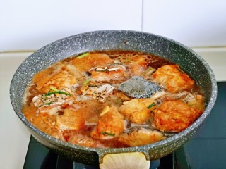 10、红烧鱼块,再加入纯净水，没过鱼块为佳。