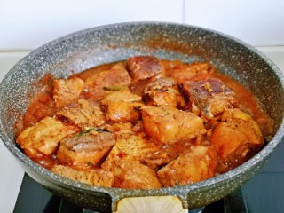 13、红烧鱼块,大火收汁至浓稠即可关火。