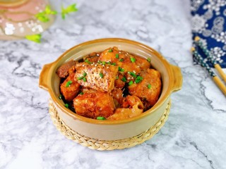 14、红烧鱼块,盛出装盘，撒上葱花与熟白芝麻。