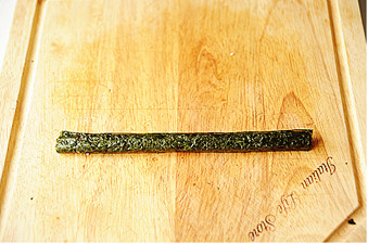 6、创意无限的花样寿司【小花寿司】,用手将卷好的小寿司卷掐紧，掐圆，形成一个花瓣；