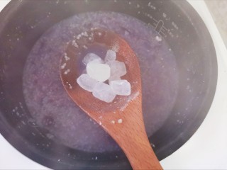6、紫薯小米粥,煮至米开花加入紫薯继续煮至紫薯软烂，加入冰糖继续煮至融化