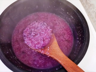 8、紫薯小米粥,煮好焖10分钟多，紫薯小米粥就煮好了