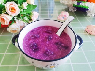 9、紫薯小米粥,出锅啦，营养丰富又高颜值的紫薯小米粥就做好了！