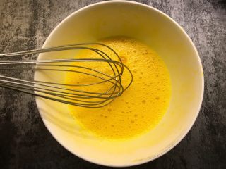 2、紫米粢饭团,鸡蛋加盐打散