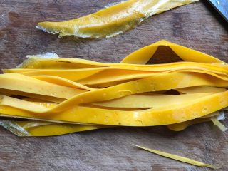 4、紫米粢饭团,将蛋皮切成条