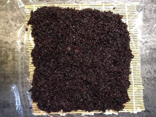 7、紫米粢饭团,按压铺平