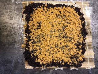 8、紫米粢饭团,将肉松均匀的铺在紫米上