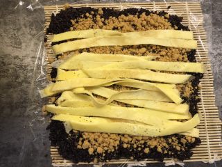 9、紫米粢饭团,铺上蛋皮