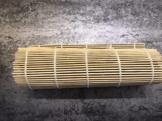 12、紫米粢饭团,将寿司帘卷起捏紧