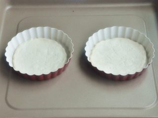 6、水果披萨,用叉子在披萨底上扎上小孔,