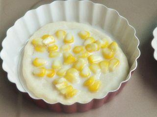 9、水果披萨,将玉米和炼乳混合,均匀的抹在披萨底上。