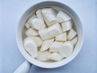 3、胡萝卜炖排骨,山药去皮泡水。